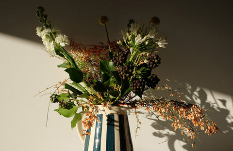 Blumen in einer Keramikvase