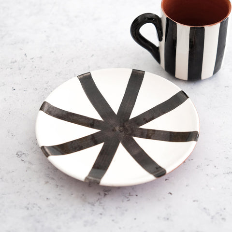 Chávena e pires de café expresso com riscas verticais