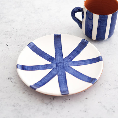 Chávena e pires de café expresso com riscas verticais