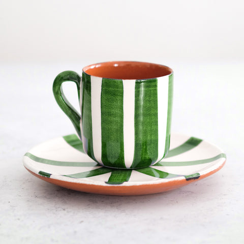 Chávena e pires de café expresso com riscas verticais