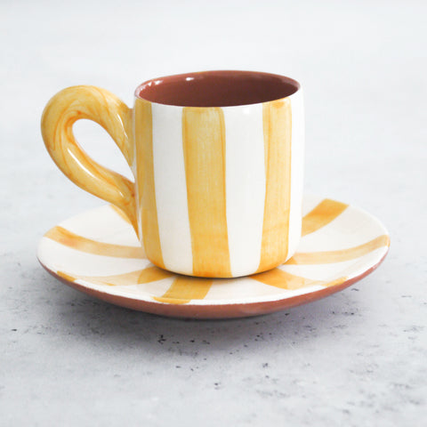 Chávena e pires de café expresso com riscas verticais