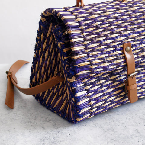 Traditioneller portugiesischer Korb mit Riemen - Klein Violett