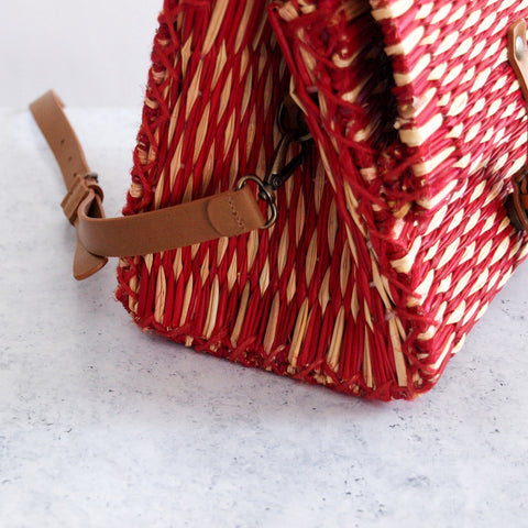 Traditioneller portugiesischer Korb mit Riemen - Klein Rot