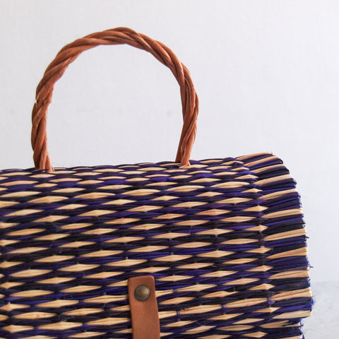 Traditioneller portugiesischer Korb mit Riemen - Klein Violett