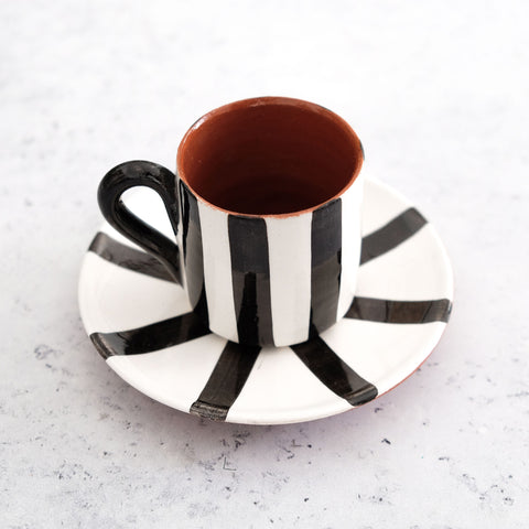 Chávena e pires de café expresso com riscas verticais