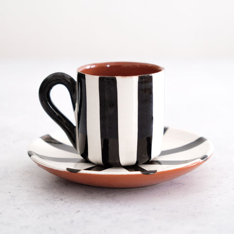 Chávena e pires de café expresso com riscas verticais