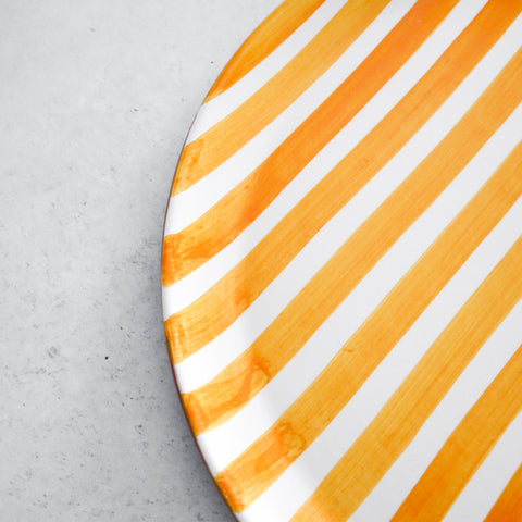 Plato con rayas en relieve en color amarillo, Ø 41 cm