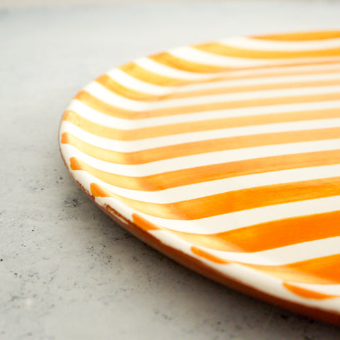 Plato con rayas en relieve en color amarillo, Ø 41 cm
